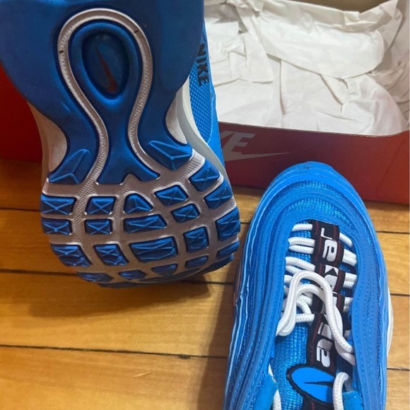 I’m selling these shoes because I no longer fit a size 5 main image 4